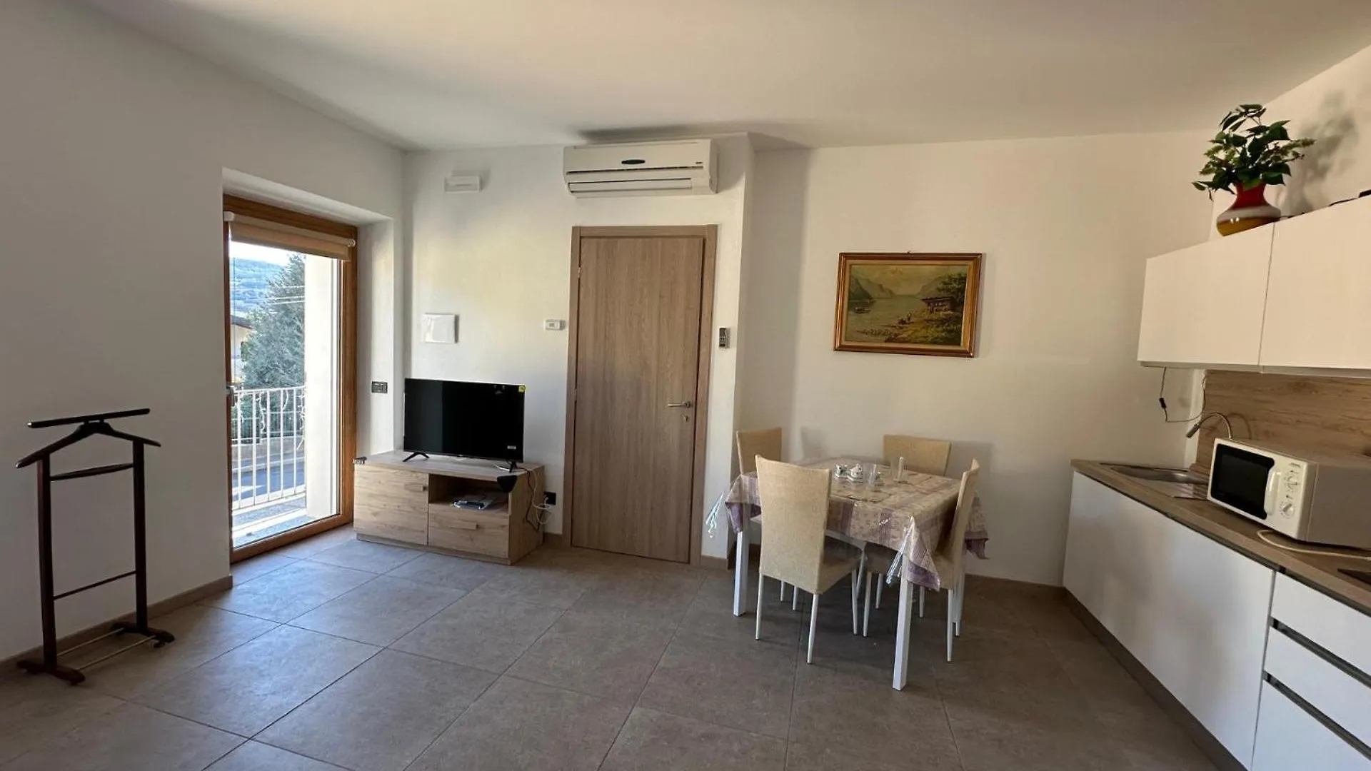 La Gomonte Apartamento Civate 0*,  Itália